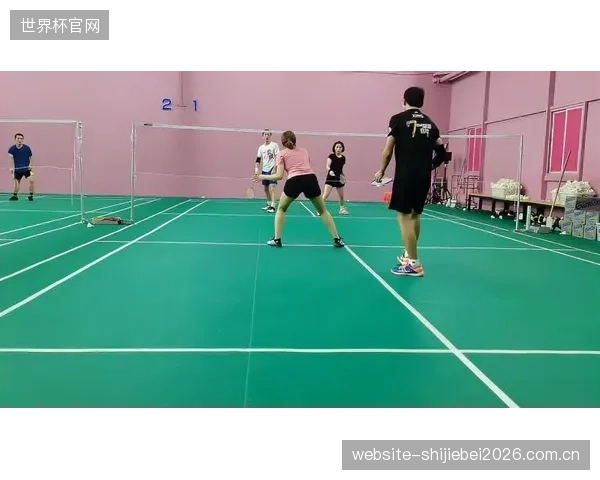 为职业赛事设计的专业壁球馆玻璃,其抗共振频率设计标准需达到每小时5000次以上,以应对顶级球员的连续墙面击打 为职业赛事设计的专业壁球馆玻璃,其抗共振频率设计标准需达到每小时5000次以上,以应对顶级球员的连续墙面击打